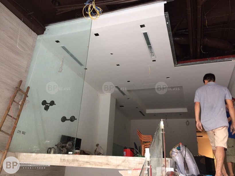 Thi công vách kính cường lực nhà anh Ngọc 30 Triệu Việt Vương buiphat.vn 